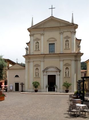 Torri del Benaco am Gardasee - die Kirche St. Peter und Paul, Chiesa dei Santi Pietro e Paolo Torri del Benaco am Gardasee - die Kirche St. Peter und Paul, Chiesa dei Santi Pietro e Paolo