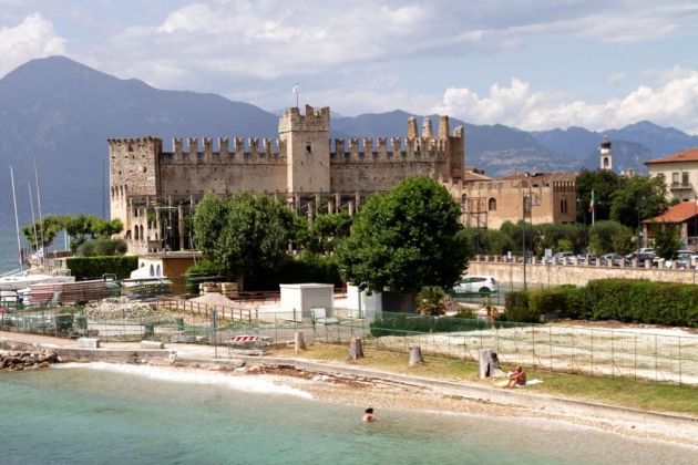 Torri del Benaco am Gardasee - der Sunset-Beach mit dem Castello Scaligero und der Limonaia Torri del Benaco am Gardasee - der Sunset-Beach mit dem Castello Scaligero und der Limonaia