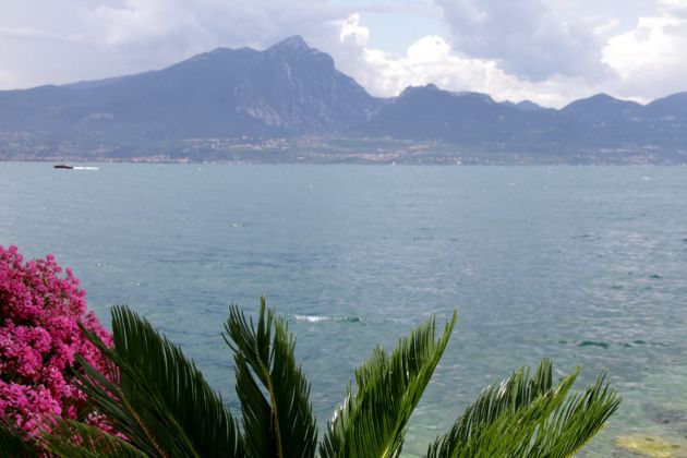 Torri del Benaco - der Blick über den Gardasee mit den Bergen des Westufers Torri del Benaco - der Blick über den Gardasee mit den Bergen des Westufers