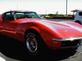 Die Chevrolet Corvette C 3 &sbquo;Stingray&lsquo; - blutrot im geschwungenen Coke-Bottle Design, eine amerikanische Stil-Ikone