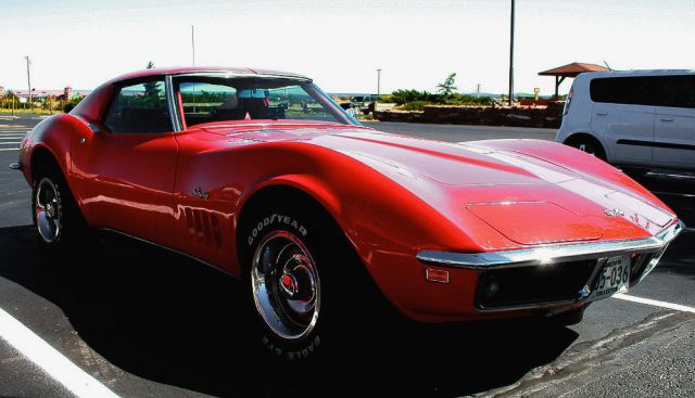 Die Chevrolet Corvette C 3 ‚Stingray‘ - blutrot im geschwungenen Coke-Bottle Design, eine amerikanische Stil-Ikone Die Chevrolet Corvette C 3 ‚Stingray‘ - blutrot im geschwungenen Coke-Bottle Design, eine amerikanische Stil-Ikone