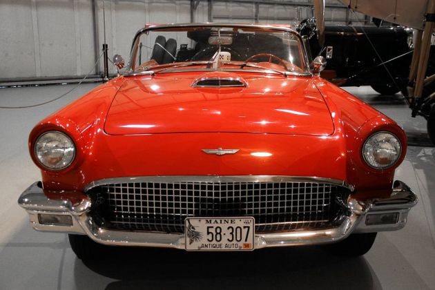 Ford Thunderbird der ersten Generation des Baujahres 1955 - ein ‚Classic Bird‘ Ford Thunderbird der ersten Generation des Baujahres 1955 - ein ‚Classic Bird‘