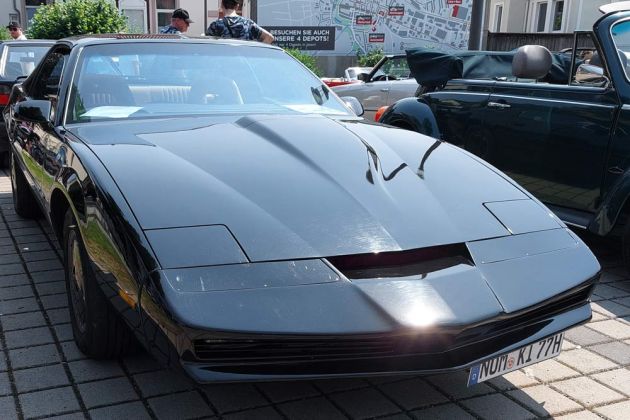 Ein Pontiac Firebird der dritten Generation des Modelljahres 1982 in der Aufmachung wie das Hollywood-Auto K.I.T.T. Ein Pontiac Firebird der dritten Generation des Modelljahres 1982 in der Aufmachung wie das Hollywood-Auto K.I.T.T.