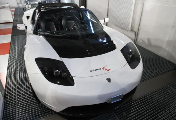 Der arktisweisse Tesla Roadster ‚Monte Carlo‘ – ausgestellt in der Autobau Erlebniswelt Bodensee in Romanshorn in der Schweiz Der arktisweisse Tesla Roadster ‚Monte Carlo‘ – ausgestellt in der Autobau Erlebniswelt Bodensee in Romanshorn in der Schweiz