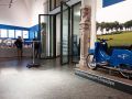 Das Foyer des Verkehrsmuseums Dresden mit Kasse, Museumsshop und einer Simson 'Schwalbe'