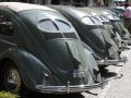 VW-Brezelkäfer in Parade-Aufstellung - Teilnehmer des 8. internationalen Volkswagen-Veteranentreffens, Hessisch Oldendorf 2022