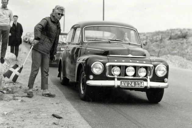 Ein Volvo PV 544 mit Zusatzscheinwerfern am Start einer Rallye – 1964 auf der Insel Falster in Dänemark von uns fotografiert