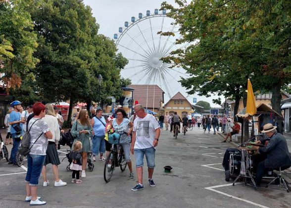 Ostseebad Warnemünde - die Strasse 'Am Bahnhof' mit dem Riesenrad Ostseebad Warnemünde - die Strasse 'Am Bahnhof' mit dem Riesenrad