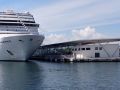 Das Warnemünde Cruise Center mit einem MSC Kreuzfahrtschiff