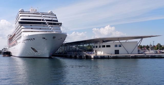 Das Warnemünde Cruise Center mit einem MSC Kreuzfahrtschiff