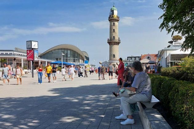 Ostseebad Warnemünde - die Seepromenade mit dem 'Teepott' und dem Warnemünder Leuchtturm