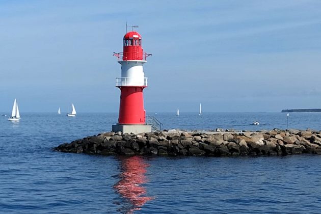 Ostseebad Warnemünde - das Ostmolenfeuer am Seekanal Ostseebad Warnemünde - das Ostmolenfeuer am Seekanal