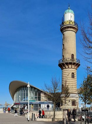 Warnemündes Wahrzeichen - der 'Teepott' und der siebenunddreissig Meter hohe Warnemünder Leuchtturm von 1898