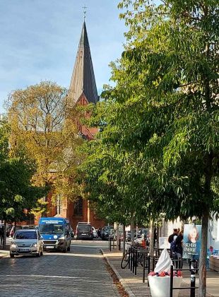 Ostseebad Warnemünde - die Kirchenstrasse und die ev. luth. Warnemünder Pfarrkirche von 1871 Ostseebad Warnemünde - die Kirchenstrasse und die ev. luth. Warnemünder Pfarrkirche von 1871