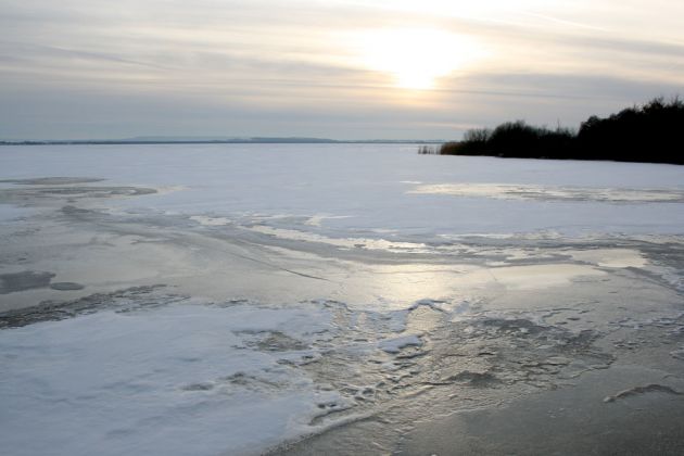 Winterzeit - das zugefrorene Steinhuder Meer vor dem Norduferweg nahe der Neuen Moorhütte Winterzeit - das zugefrorene Steinhuder Meer vor dem Norduferweg nahe der Neuen Moorhütte