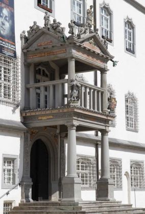 Lutherstadt Wittenberg - das Eingangsportal des Alten Rathauses am Wittenberger Marktplatz Lutherstadt Wittenberg - das Eingangsportal des Alten Rathauses am Wittenberger Marktplatz