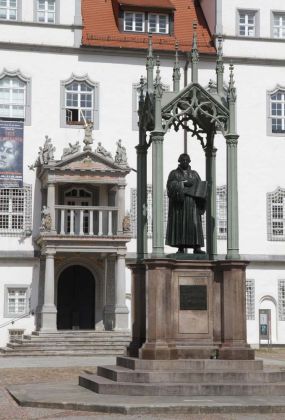 Lutherstadt Wittenberg - das Lutherdenkmal vor dem Alten Rathaus am Wittenberger Marktplatz Lutherstadt Wittenberg - das Lutherdenkmal vor dem Alten Rathaus am Wittenberger Marktplatz