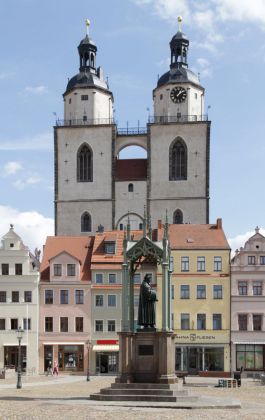 Lutherstadt Wittenberg - der Wittenberger Marktplatz mit dem Lutherdenkmal und der Stadtkirche St. Marien Lutherstadt Wittenberg - der Wittenberger Marktplatz mit dem Lutherdenkmal und der Stadtkirche St. Marien