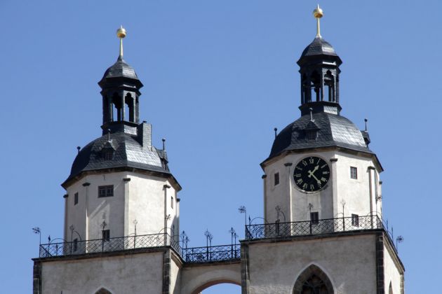 Lutherstadt Wittenberg - die sechzig Meter hohen Doppeltürme der Stadtkirche St. Marien Lutherstadt Wittenberg - die sechzig Meter hohen Doppeltürme der Stadtkirche St. Marien